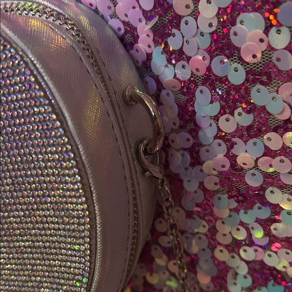 Heart-Shaped Silver Bag - Picture 2 of 9